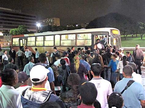 G1 Passageiros Fecham Plataformas Em Ato Contra Falta De ônibus No Df