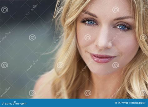 Mujer Rubia Naturalmente Hermosa Con Los Ojos Azules Foto De Archivo