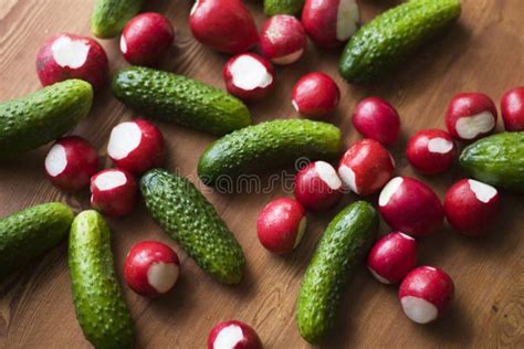 Pepinillos De Los Pepinos De Las Verduras Frescas Con El Fondo Del R