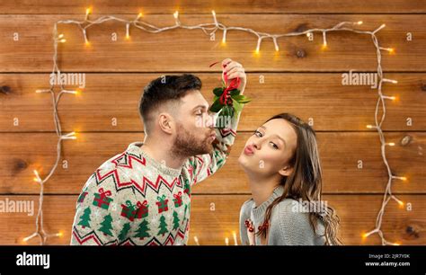 Couple Under Mistletoe Hi Res Stock Photography And Images Alamy