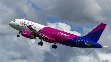 Wizz Air zawiesza loty z Polski i zmniejsza częstotliwość rejsów na