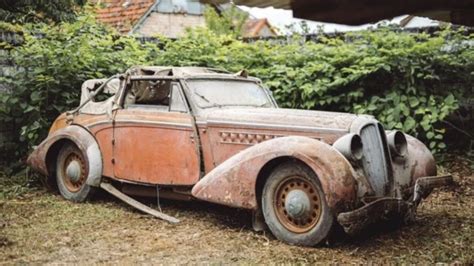 Encuentran en Francia una increíble colección de coches clásicos