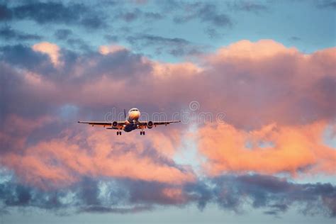 Vliegtuig Dat Bij De Zonsondergang Landt Stock Afbeelding Image Of