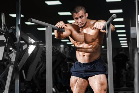 Le Bodybuilder Sportif De Muscularl Faisant Le Triceps Sexerce Dans Le