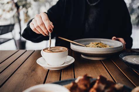 Hábitos que debes evitar después de comer según expertos Revista Velvet