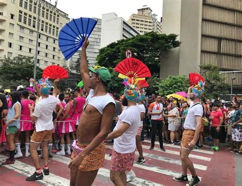 Fervecao Veja Como Foi O Desfile Do Bloco Al Abacaxi No