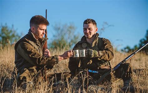 Cazadores Con Los Rifles Que Se Relajan En El Ambiente De La Naturaleza