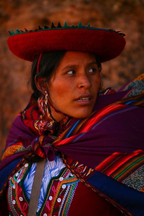 Colorful Woman In Peru Peruvian Women Women In Peru Peruvian People