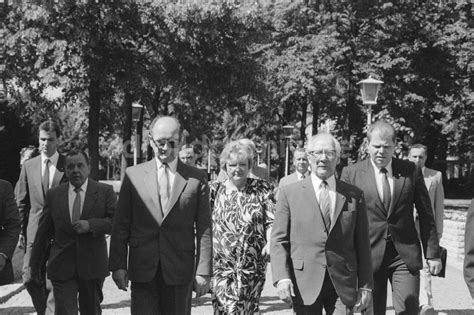 Ddr Fotoarchiv Berlin Erich Honecker Beim Arbeitsbesuch Einer Partei