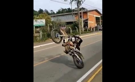 V Deo Motociclista Cai Ao Empinar Moto No Bananalama