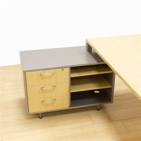 Mesa de escritório STEELCASE Mod OTTIMA Feito de madeira na cor bordo