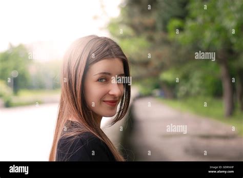 Fille Qui Marche Dans Le Parc Banque De Photographies Et Dimages