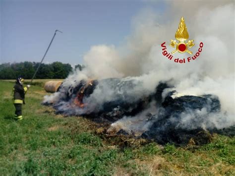 Bruciano Decine Di Rotoballe In Un Campo Vigili Del Fuoco Evitano Il