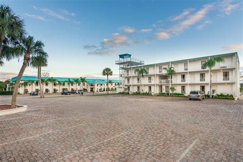 Days Inn & Suites by Wyndham Lake Okeechobee | Okeechobee, FL Hotels