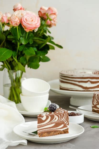 Tarta de queso de mármol de cebra sin horno con capas de vainilla y