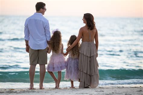 Fun Family Beach Poses — Kelly Goggin Photography