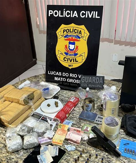 Polícia Civil prende quatro em flagrante por tráfico e apreende arma