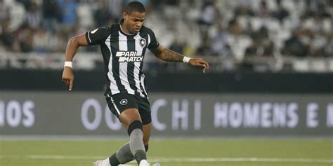 Botafogo anuncia renovação Júnior Santos e provoca o Cruzeiro