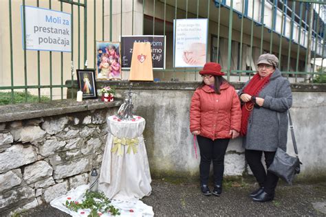 Molitelji Se Okupili Ispred Zadarske Bolnice U Sklopu Akcije Dana