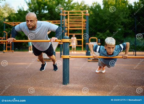 Padre E Hijo Haciendo Entrenamiento Deportivo Imagen De Archivo