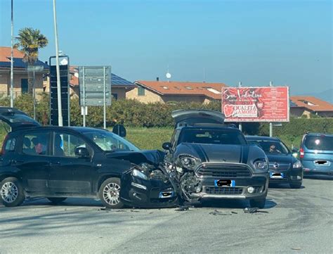 Recanati Ennesimo Incidente Allincrocio Fra Via Del Mare E Via N