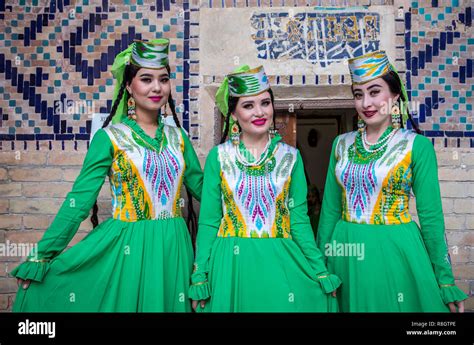 Uzbek Womenbeautybeauties Folk Dancers In Traditional Costume