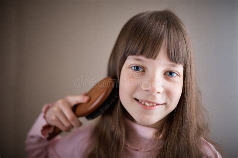 Petite Fille Avec Des Taches De Rousseur Et Des Yeux Bleus Peignant Ses