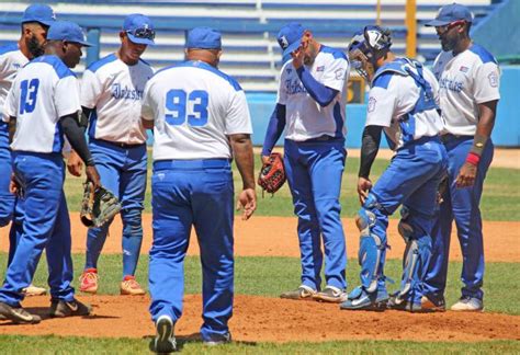 Béisbol Huracanes frenaron ofensiva de los Leones Azules