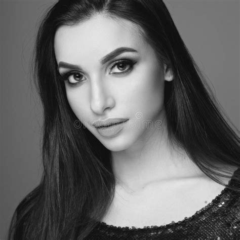 Femme De Verticale De Brunette Jolie Photo Stock Image Du Mode Fille