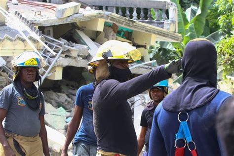 Consequ Ncias Do Terremoto No Haiti Mundo Fotografia