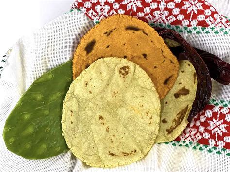 Cómo hacer ricas tortillas de maíz con nopal y con chile Guajillo