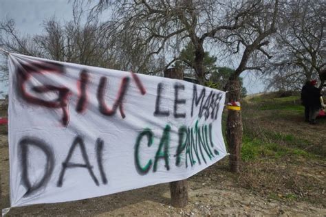 Foto Gi Le Mani Dai Capanni La Protesta A Marina Di Ravenna