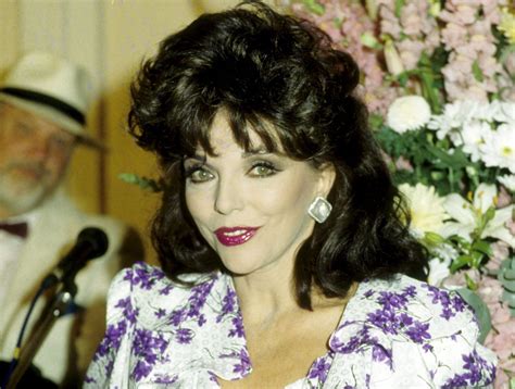 Joan Collins arată uimitor la 89 de ani Cum a fost surprinsă la brațul