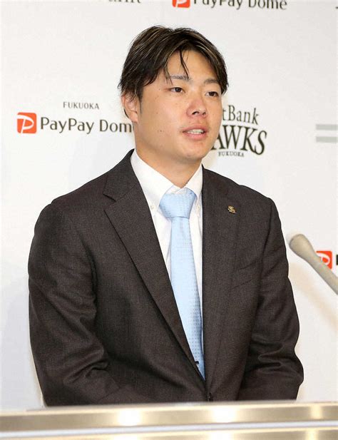 ＜ソフトバンク、契約更改＞800万円アップでサインした松本（撮影・中村 達也） ― スポニチ Sponichi Annex 野球