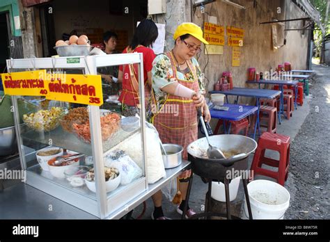 Pad Thai , street food restaurant , Bangkok ,Thailand Stock Photo - Alamy