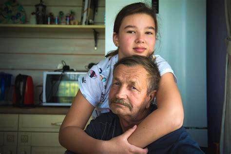 Retrato De Una Ni A Abrazando A Su Abuelo Foto Premium