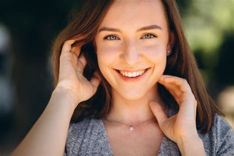 Retrato De Una Mujer Feliz Foto Gratis