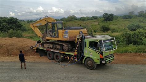 Beginilah Cara Excavator Turun Dari Truck Tronton Youtube