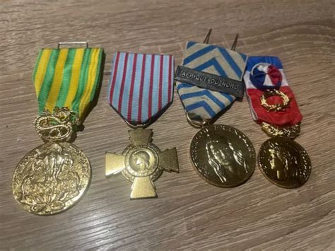 LOT DE MÉDAILLES militaires diverses medals militaria EUR 40 00