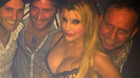 Charlotte Caniggia Paseó Sus Nuevas Curvas Por La Noche Porteña