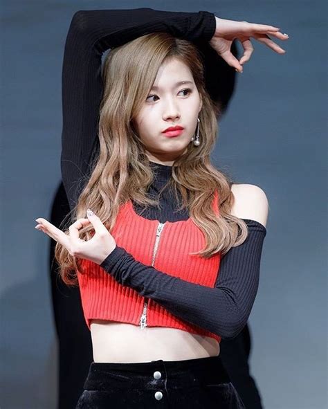 What A Pose Kpop Twice Sana Jupe Velour Jolie Asiatique Jupe