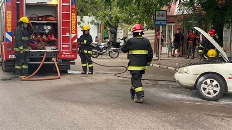 URGENTE Se incendió el motor de un auto en pleno centro Video y fotos