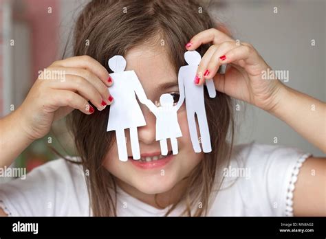 Niña feliz jugando con la cadena de papel familiar concepto de familia