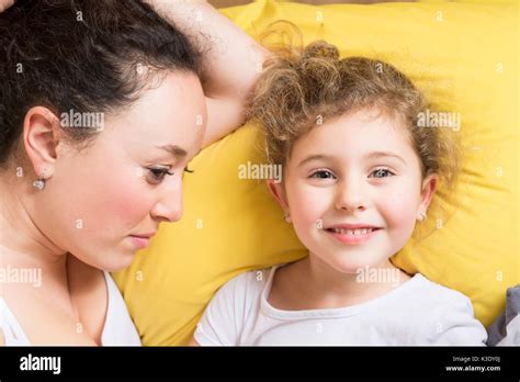 Maman Et Fille Au Lit Banque De Photographies Et D’images à Haute Résolution Alamy