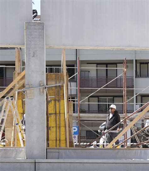 Il Cantiere Per La Nuova Palestra Ripartono I Lavori Alle Alighieri Ma