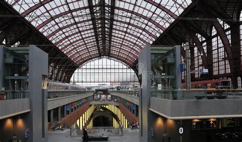 Treni E Soffitto Della Stazione Centrale Anversa Fotografia Stock