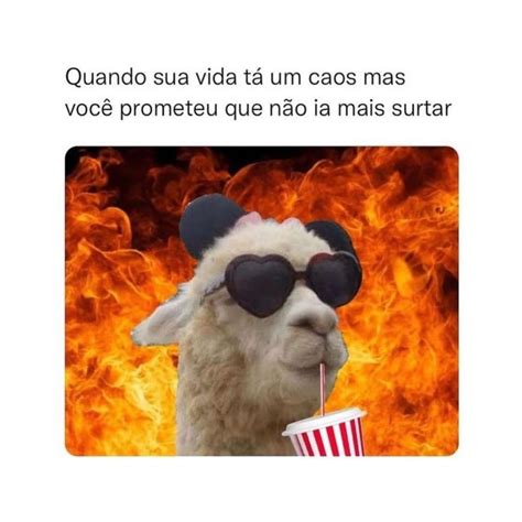 Quando alguém fala que café é ruim Segura minha garrafa Memes