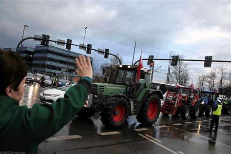 Protest rolników Ciągniki wyjechały na małopolskie drogi zakorkowały