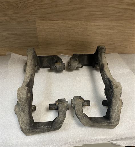 Скобы суппорта Audi 320 мм на Audi A4 Avant (B7), Audi A6 Avant (C7 ...