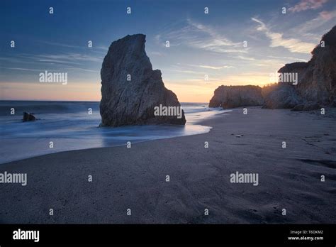 Sunset at El Matador beach in Malibu, CA Stock Photo - Alamy